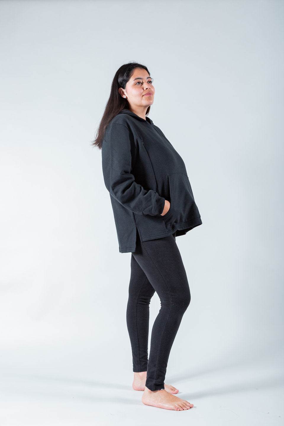 Polerón de lactancia negro con capucha, diseño oversize y cierres laterales, ideal para comodidad y práctica.