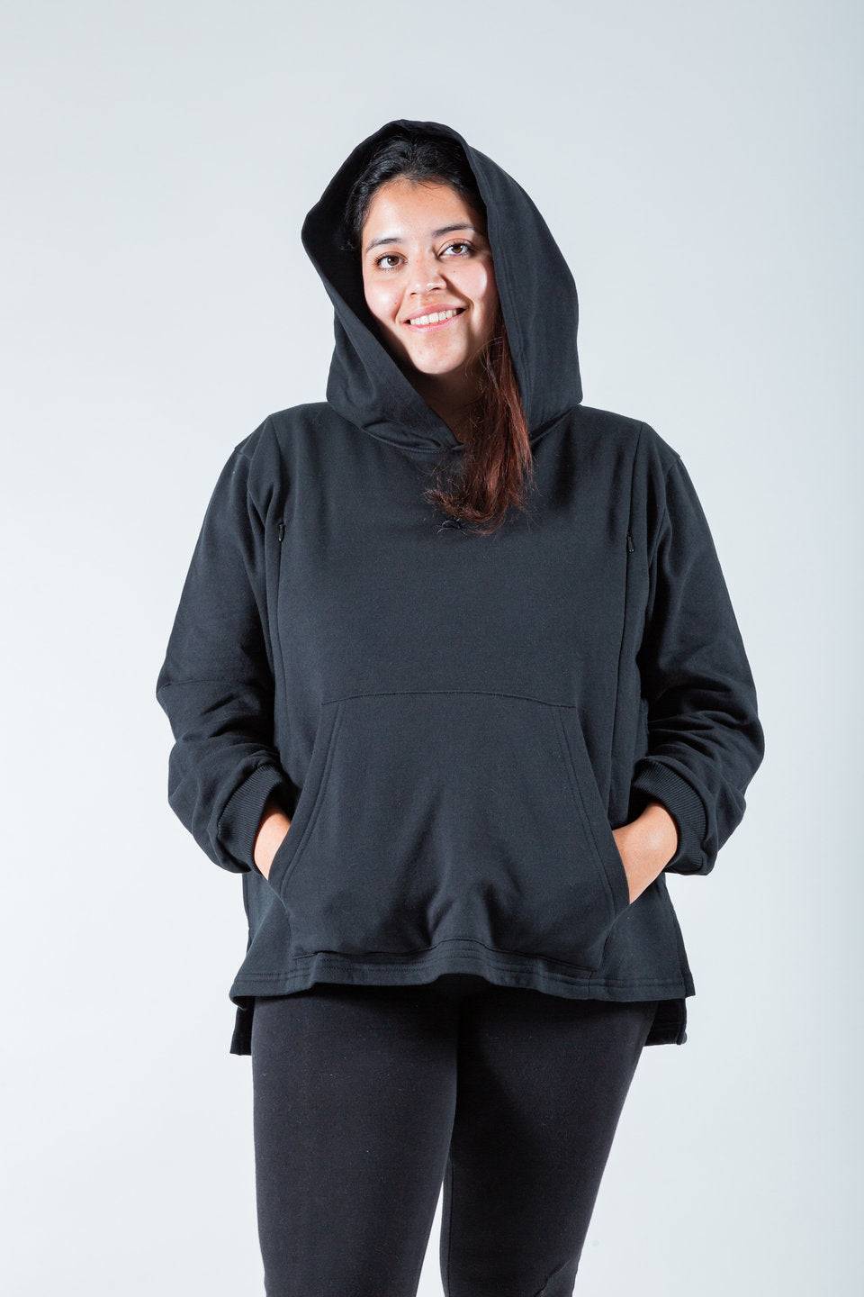 Polerón de lactancia negro con capucha y cierres laterales, diseño oversize de algodón pima.