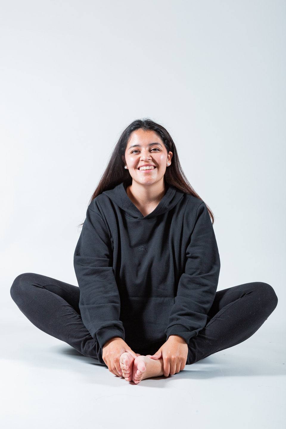 Polerón de Lactancia negro con capucha y diseño oversize.