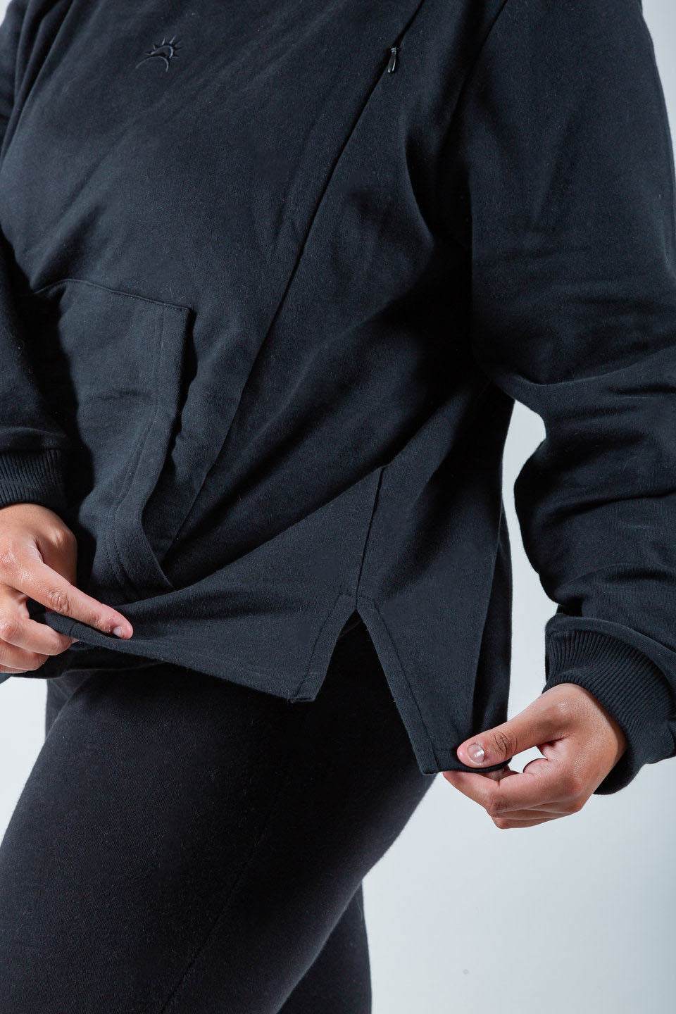 Polerón de lactancia negro con capucha y cierres laterales, diseño oversize y logo bordado.