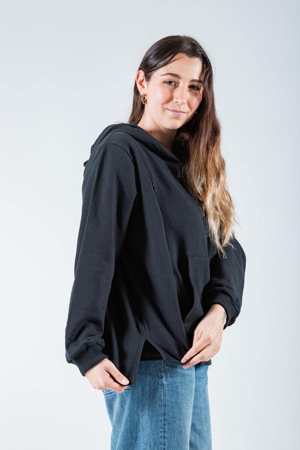 Polerón de lactancia negro con capucha, estilo oversize, de algodón pima peruano, con mangas largas y cierres laterales.