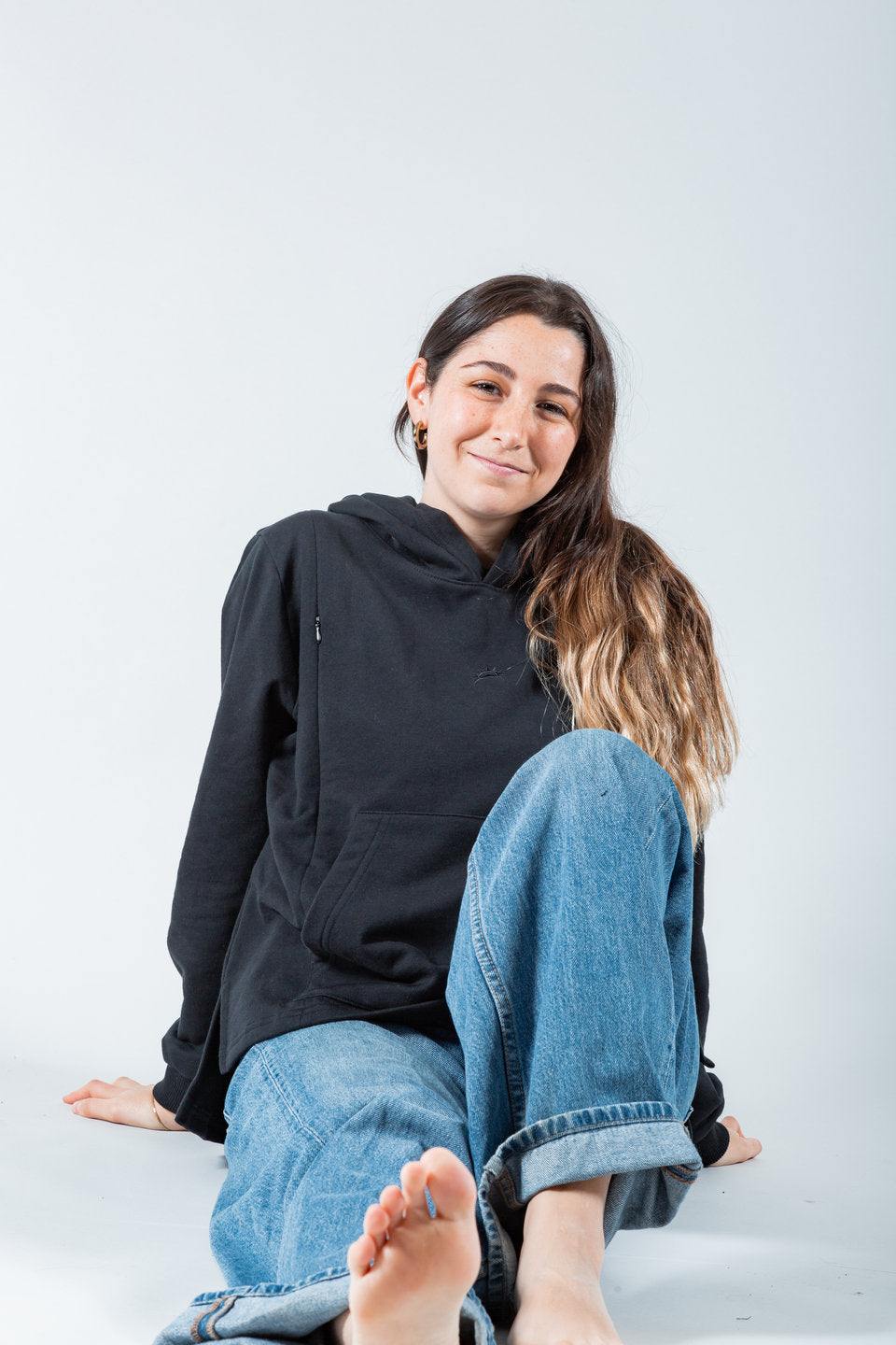 Polerón de lactancia negro con capucha, diseño oversize y cierres laterales.