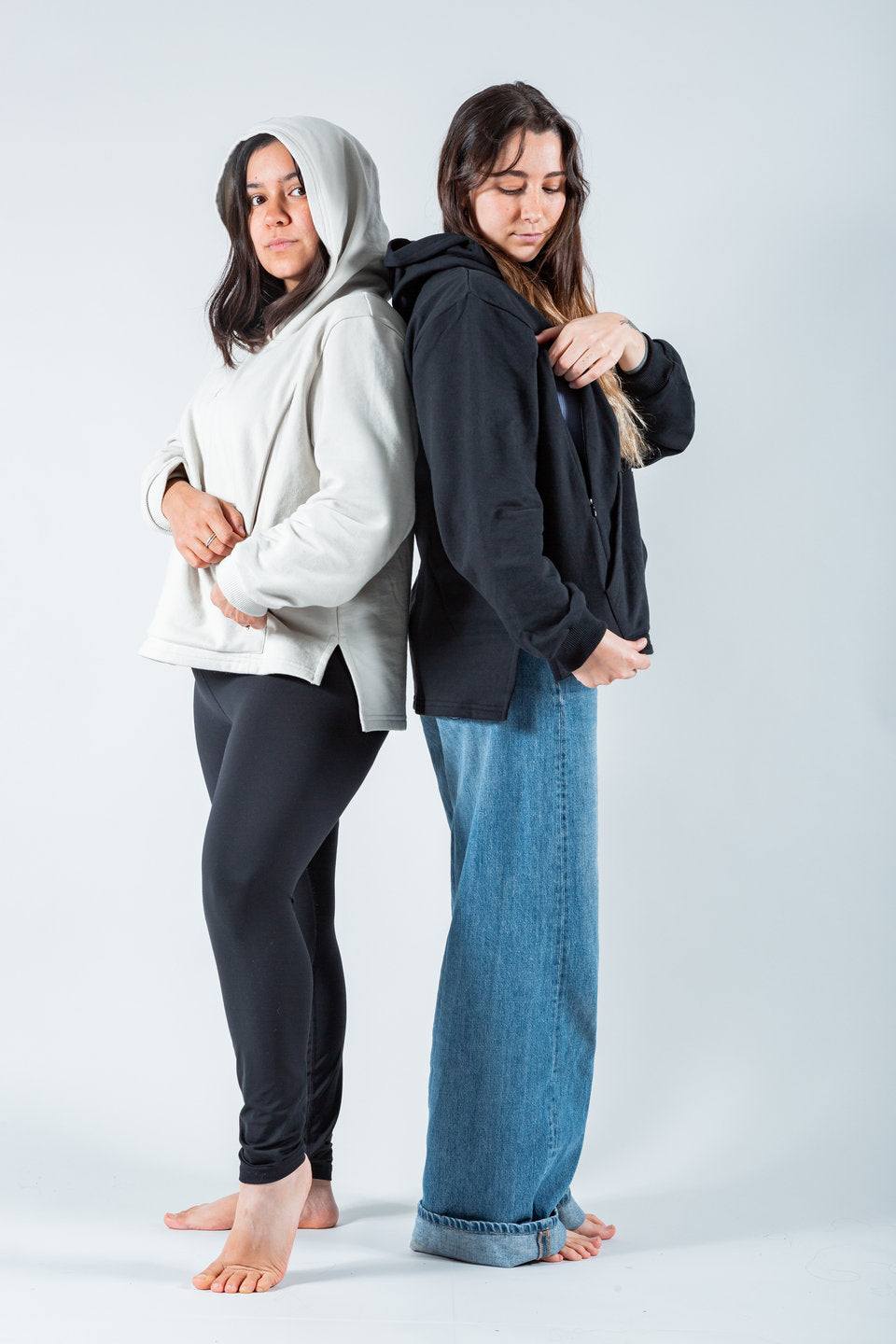 Polerón de lactancia con capucha en negro, diseño oversize y cierres laterales, modelo en algodón pima peruano.