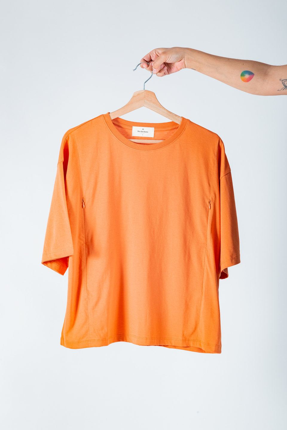 polera de lactancia Charlotte naranja con cierres invisibles de algodón Pima Peruano