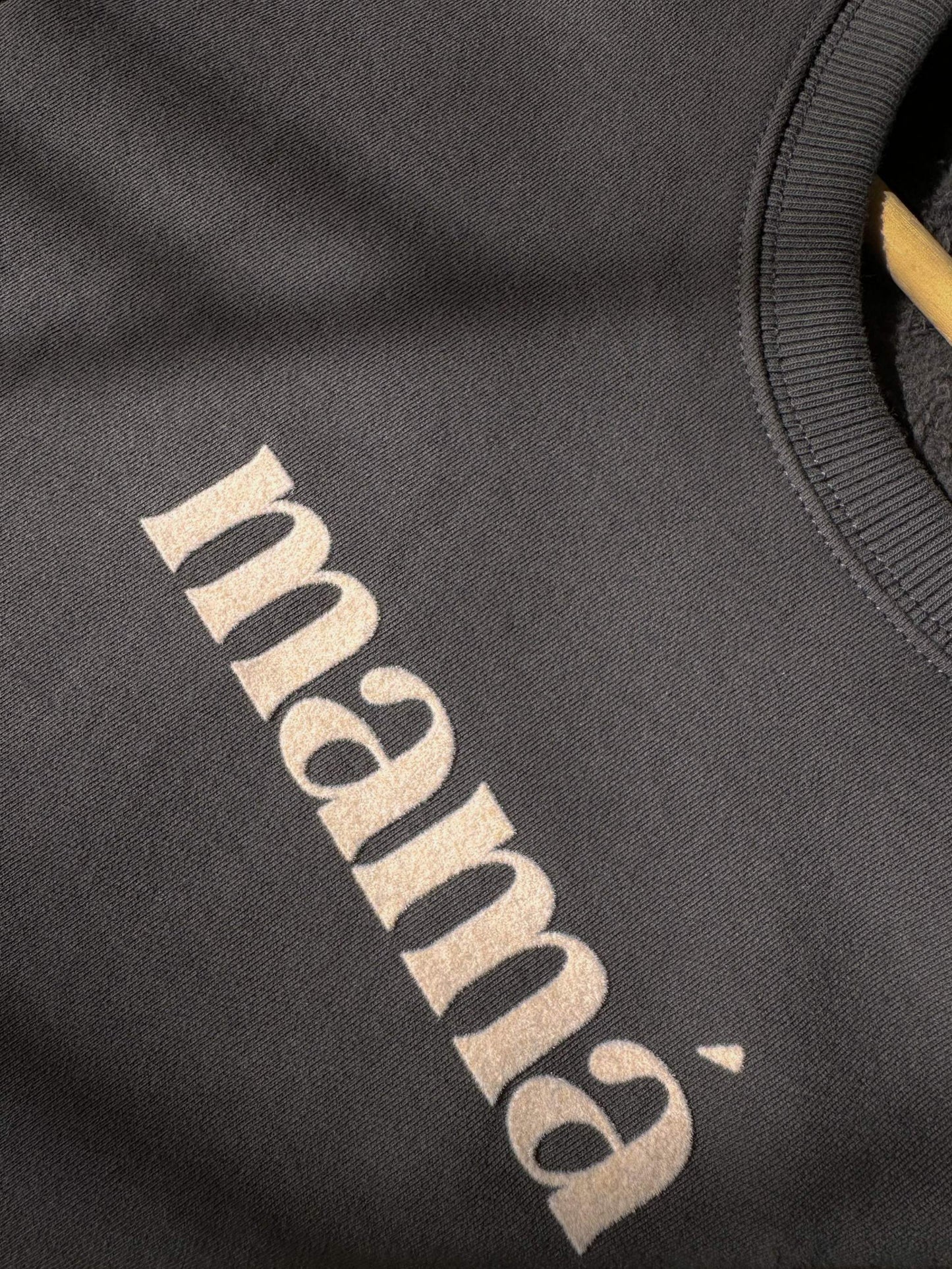 Dark grey nursing sweatshirt with "mamá" flock print, featuring side zippers for easy breastfeeding.