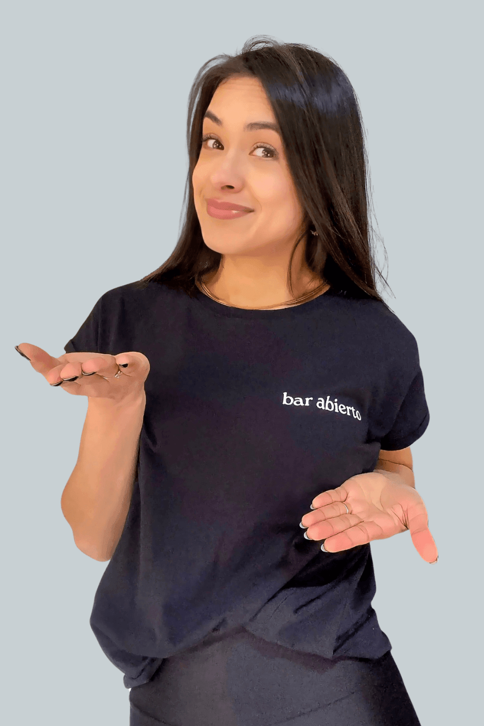 Mamá con polera lactancia Sahr Bar Abierto negra, comodidad y estilo