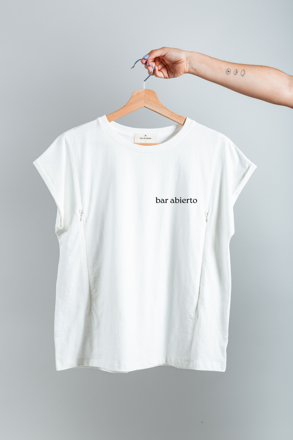 Polera de lactancia Sahr Bar Abierto en algodón Pima con cierres invisibles, color blanco.