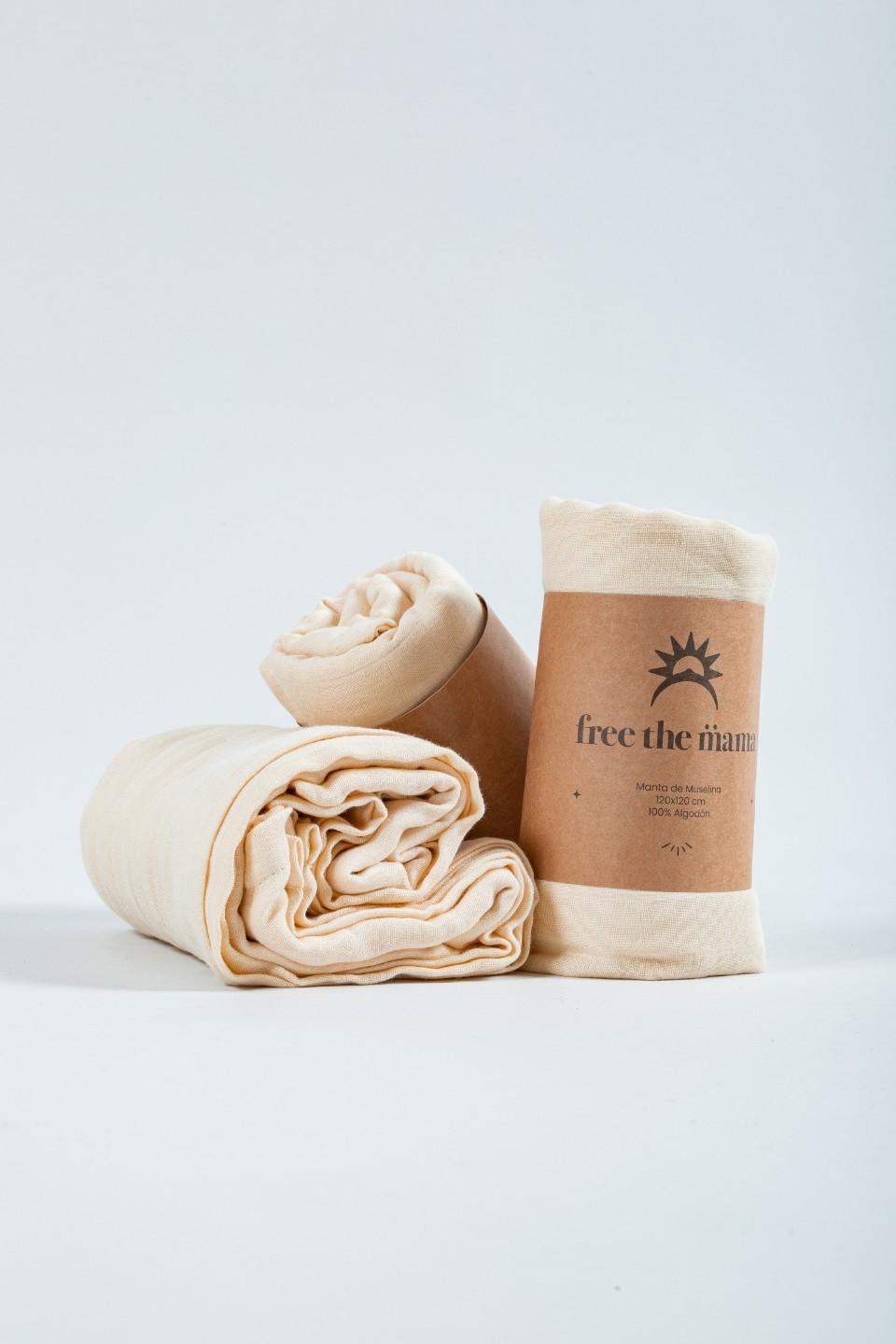 Mantas de muselina enrolladas y una parcialmente desplegada, de la marca freethemama, ideal para bebés.