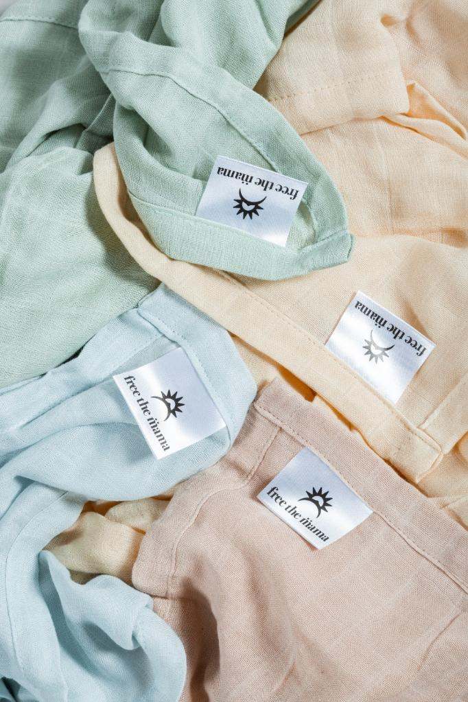 Mantas de muselina freethemama en tonos pastel, ideales para envolver al bebé con suavidad y confort.