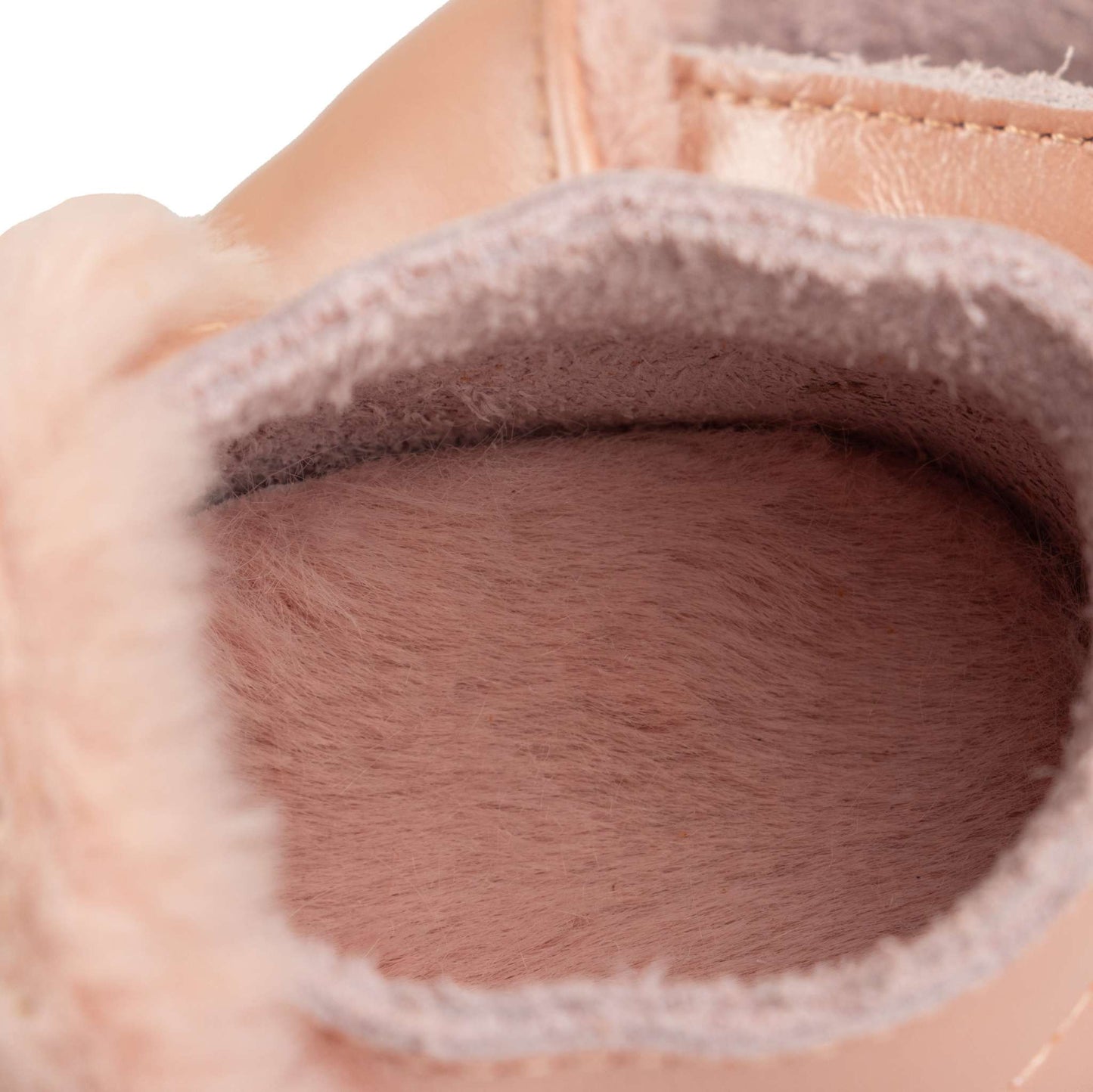 Close-up view of the interior lining of Zapatos Ergonómicos Mocs Invierno Primeros Pasos, showcasing soft, warm material.
