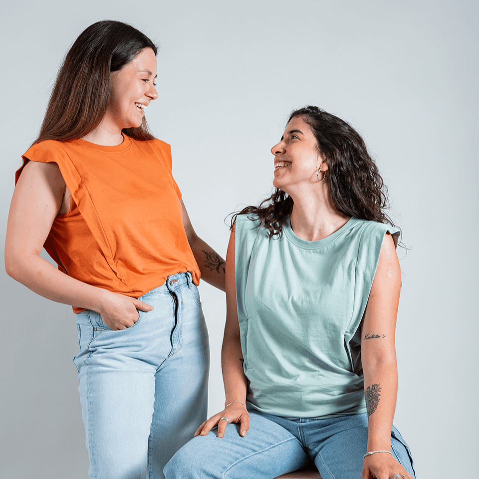 Polera de lactancia Fer verde y naranja, cómodas y con cierres invisibles.
