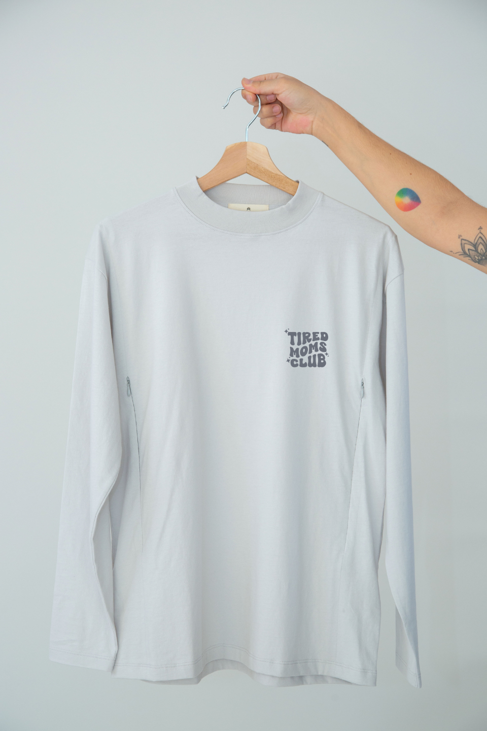 Polera de lactancia Tere, manga larga, algodón Pima, estampado "Tired Moms Club".
