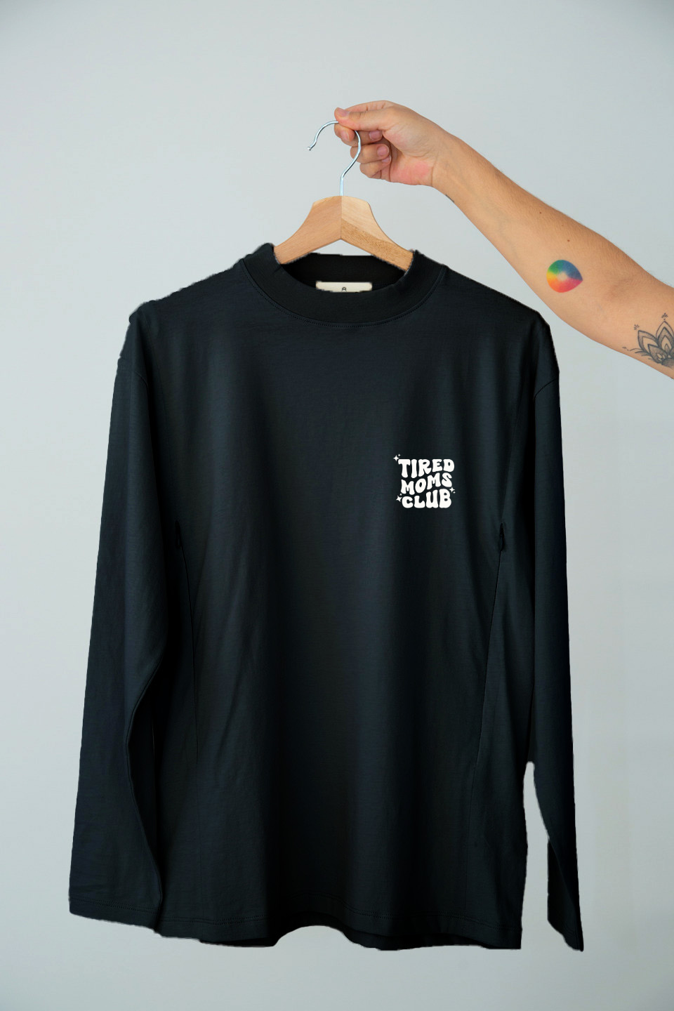 Polera de lactancia Tere de manga larga negra con estampado "tired moms club".