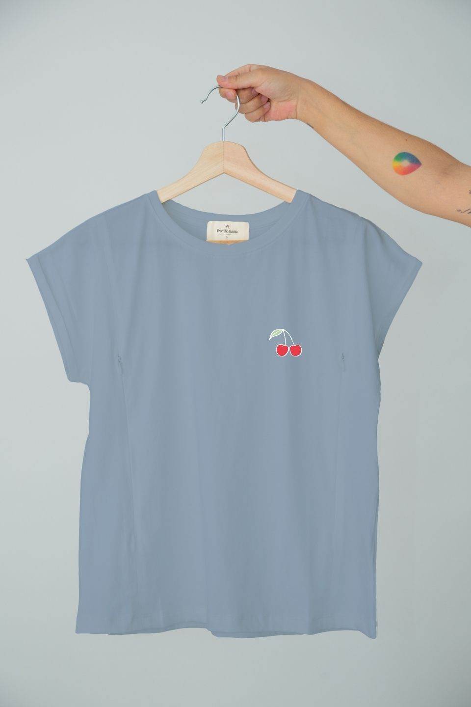 Polera de lactancia Sahr en color azul, diseño sencillo con detalle de cerezas, cómoda y moderna.