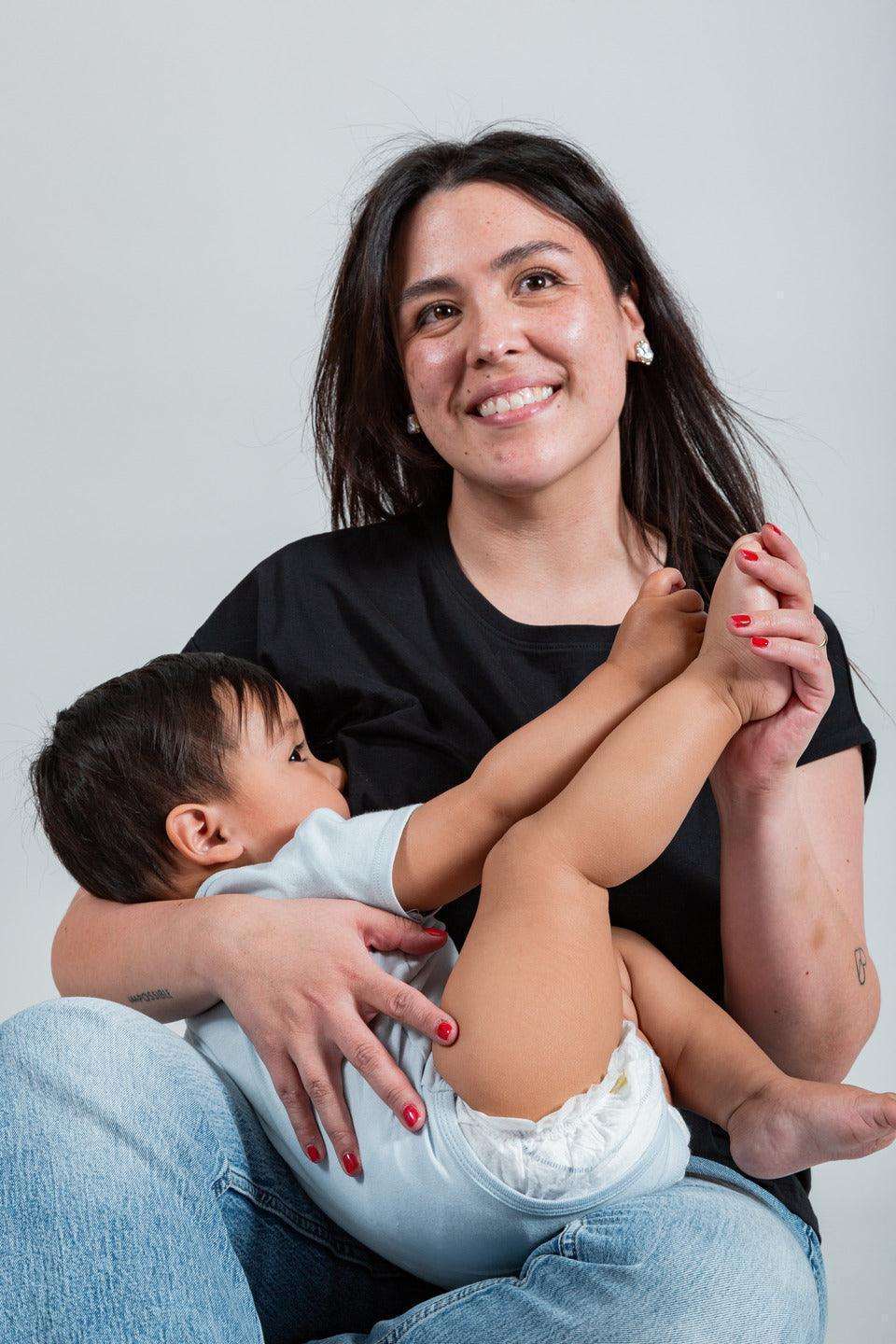 Detalle cierre invisible polera lactancia Sahr Lunas negra