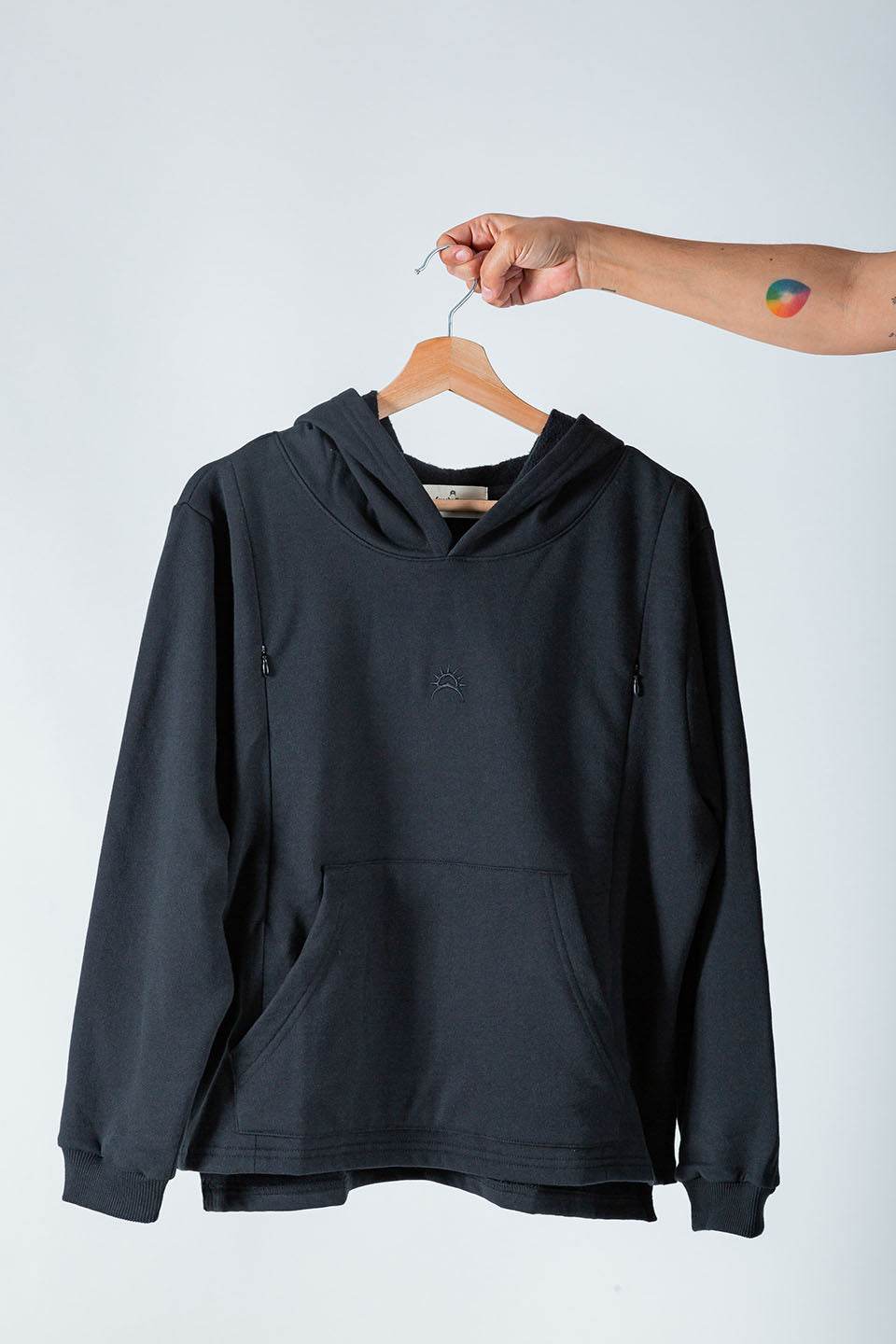 Polerón de Lactancia Hoodie Luz en negro, con capucha y bolsillo frontal, diseño oversize y cierres laterales.