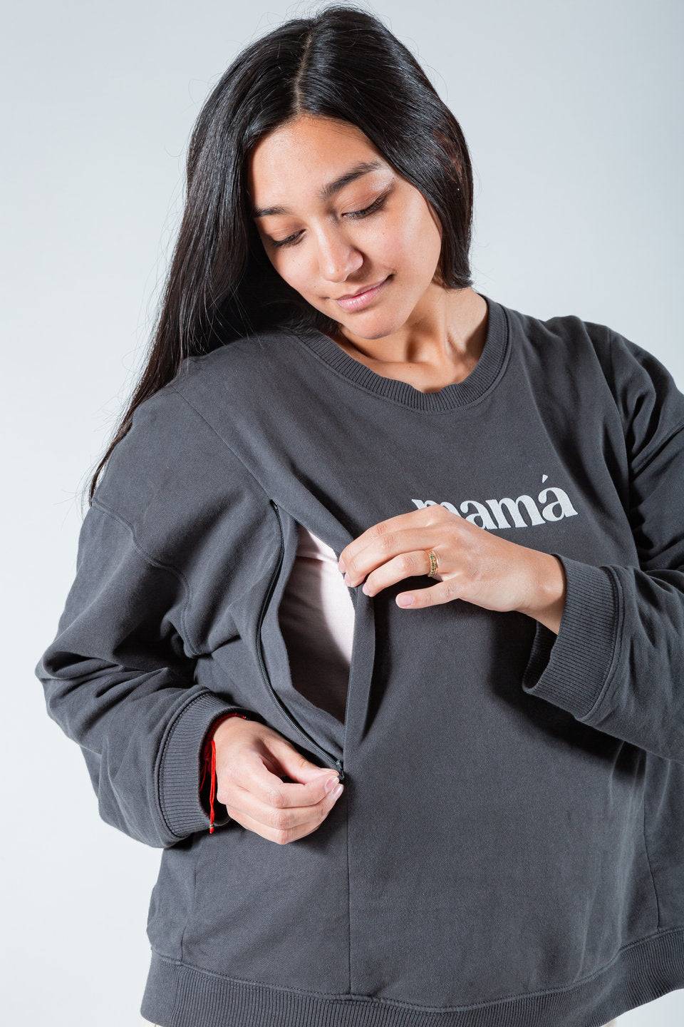 Polerón de Lactancia Aika gris oscuro con cierre lateral, diseño cómodo y práctico para mamás.