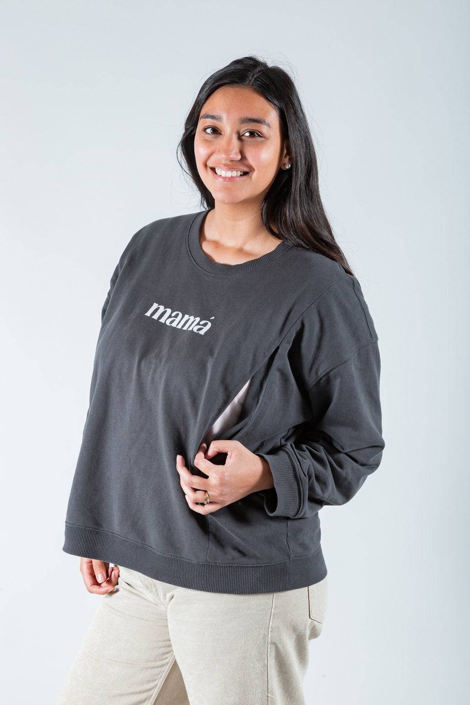 Polerón de lactancia gris oscuro con cierres laterales para facilitar la lactancia, diseño de manga larga y estampado "mamá".