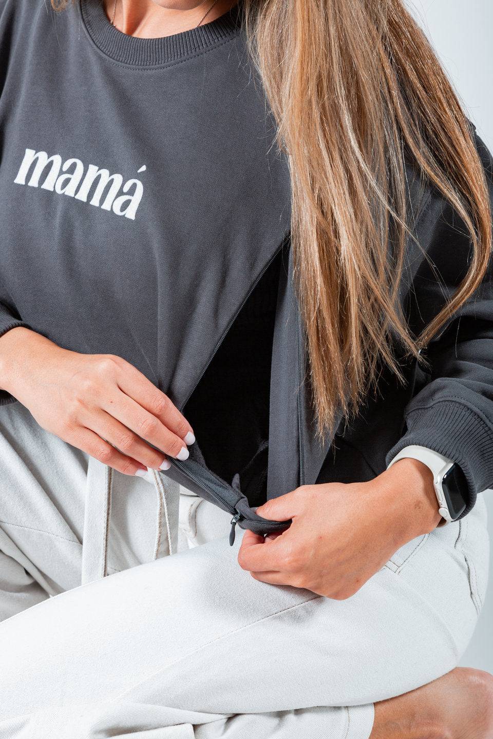 Polerón de Lactancia Aika Gris Oscuro con estampado "mamá" y cierre lateral para facilitar la lactancia.