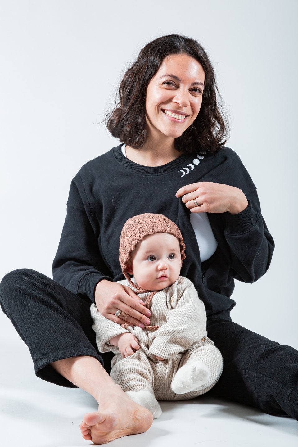 Polerón de lactancia Aika negro con bordado de lunas, cómodo y práctico, ideal para madres y sus bebés.