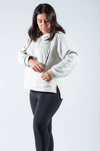 Polerón de lactancia beige con capucha, diseño oversize y cierres laterales, modelo para mujer.