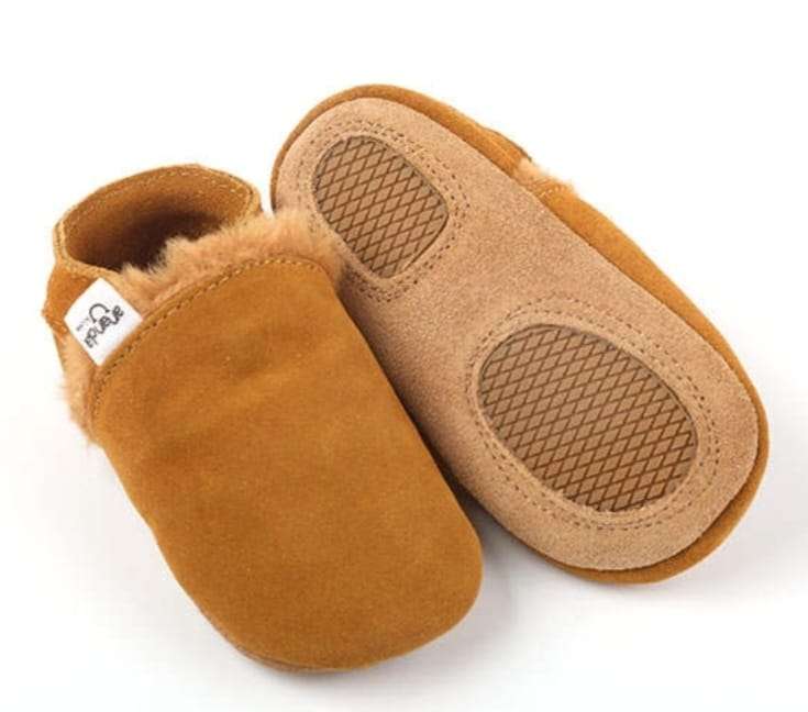 Ergonomic winter moccasins for toddlers in caramel suede with non-slip soles.