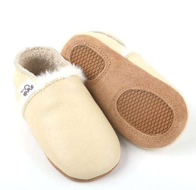 Ergonomic winter moccasins for first steps, cream color, soft interior, non-slip sole.