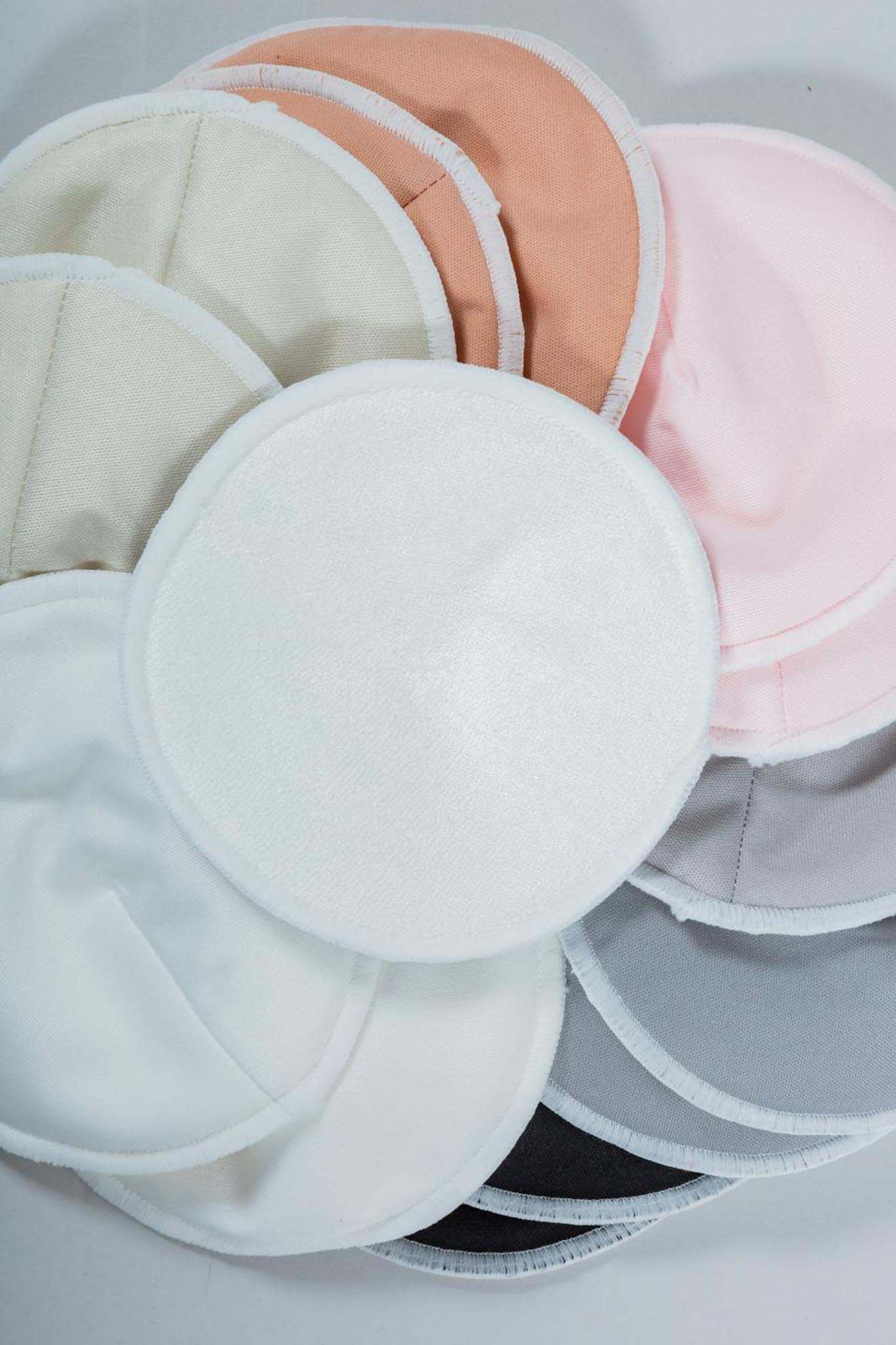 Absorbentes de leche reutilizables en varios colores, diseñados para ser anatómicos y ultra absorbentes.