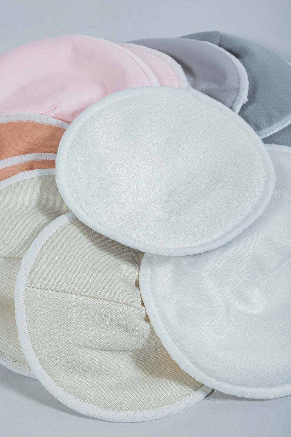 Absorbentes de leche reutilizables en varios colores elegantes, ultra absorbentes y suaves, diseño anatómico.