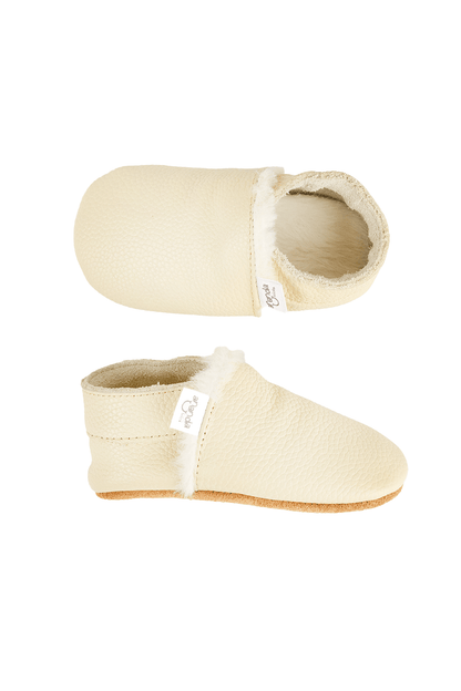 Ergonomic winter moccasins for first steps with non-slip sole and soft interior.
