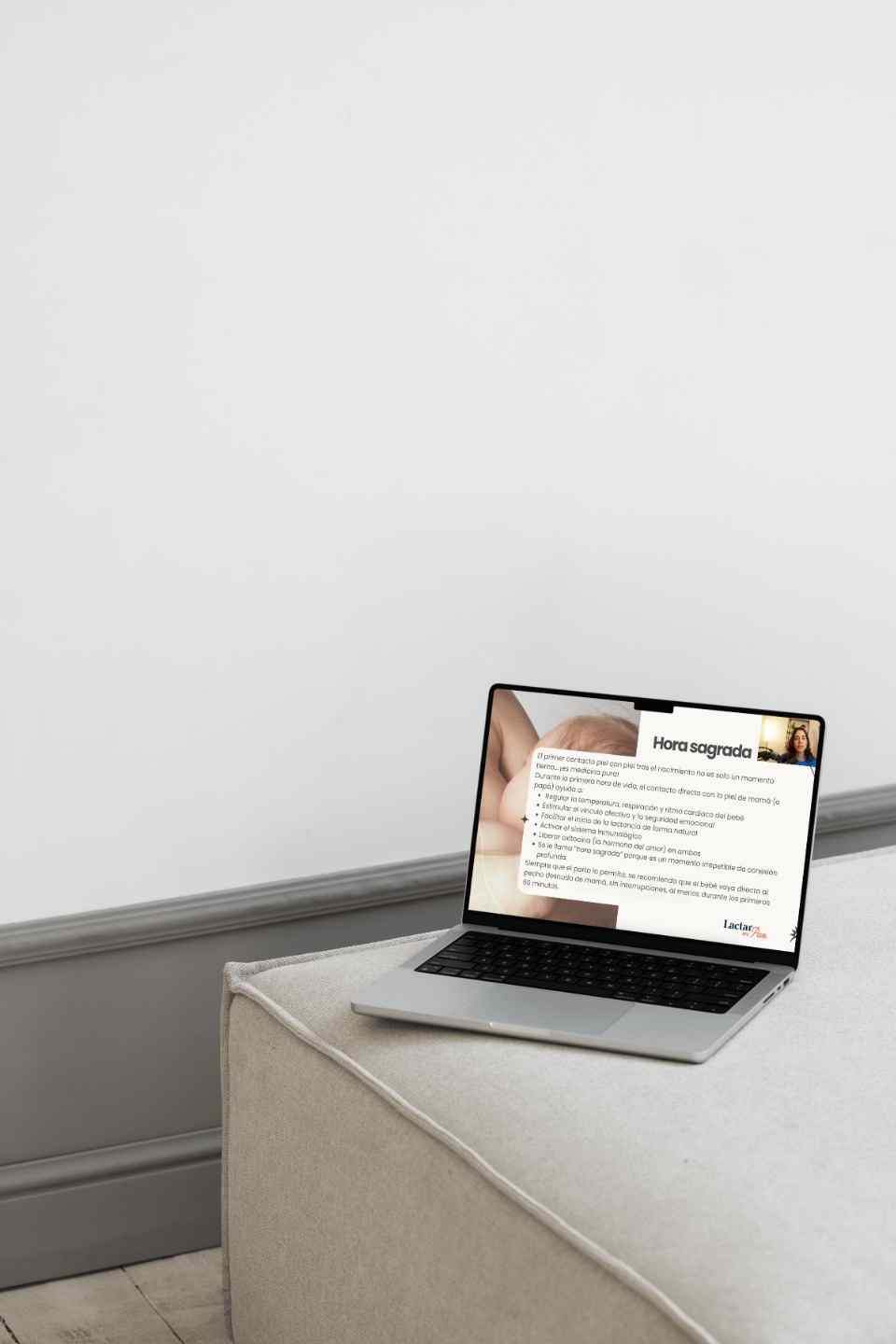 Curso de lactancia materna con módulos prácticos en un portátil.