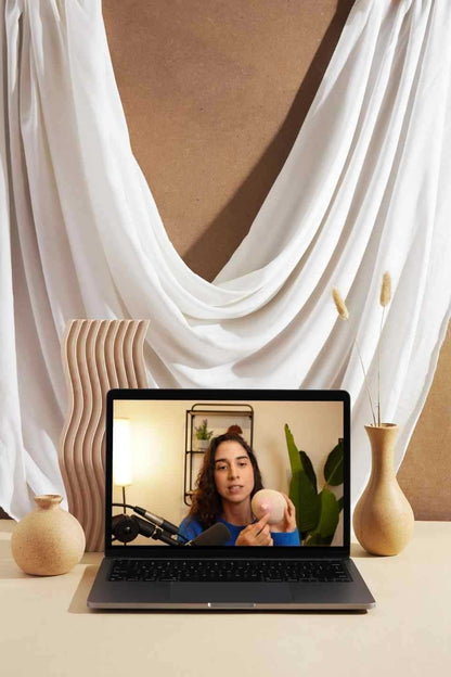 Curso de lactancia materna con video pregrabado, módulos prácticos y guías descargables.