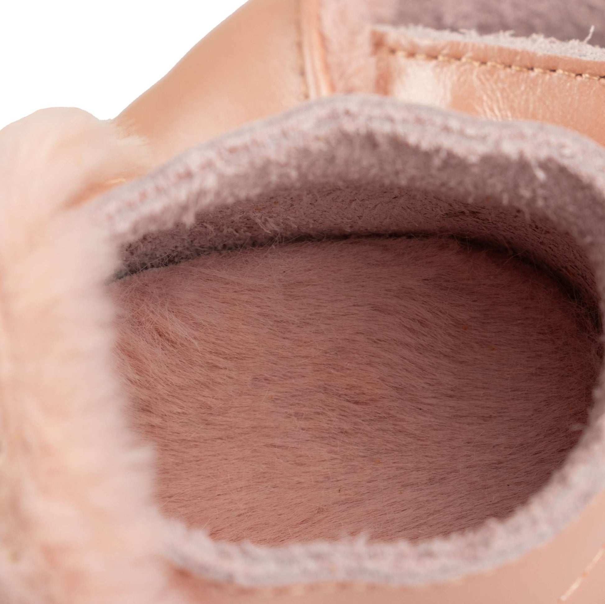 Close-up view of the interior lining of Zapatos Ergonómicos Mocs Invierno Primeros Pasos, showcasing soft, warm material.