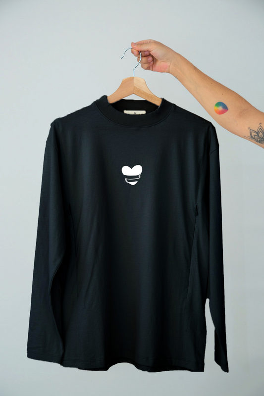 Polera de lactancia Tere de manga larga en gris claro con estampado de corazón amor propio y cierres invisibles para comodidad. 1