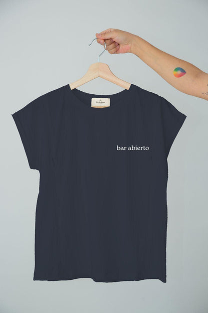 Polera de lactancia Sahr Bar Abierto de algodón Pima en color negro.