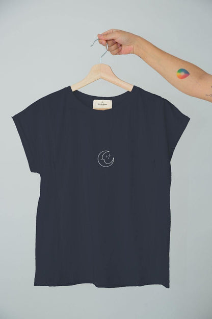 Polera de lactancia Luna en color negro, algodón Pima Peruano, con diseño de luna bordado.