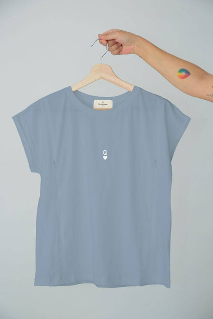 polera de lactancia Sahr, color azul, sobre una percha