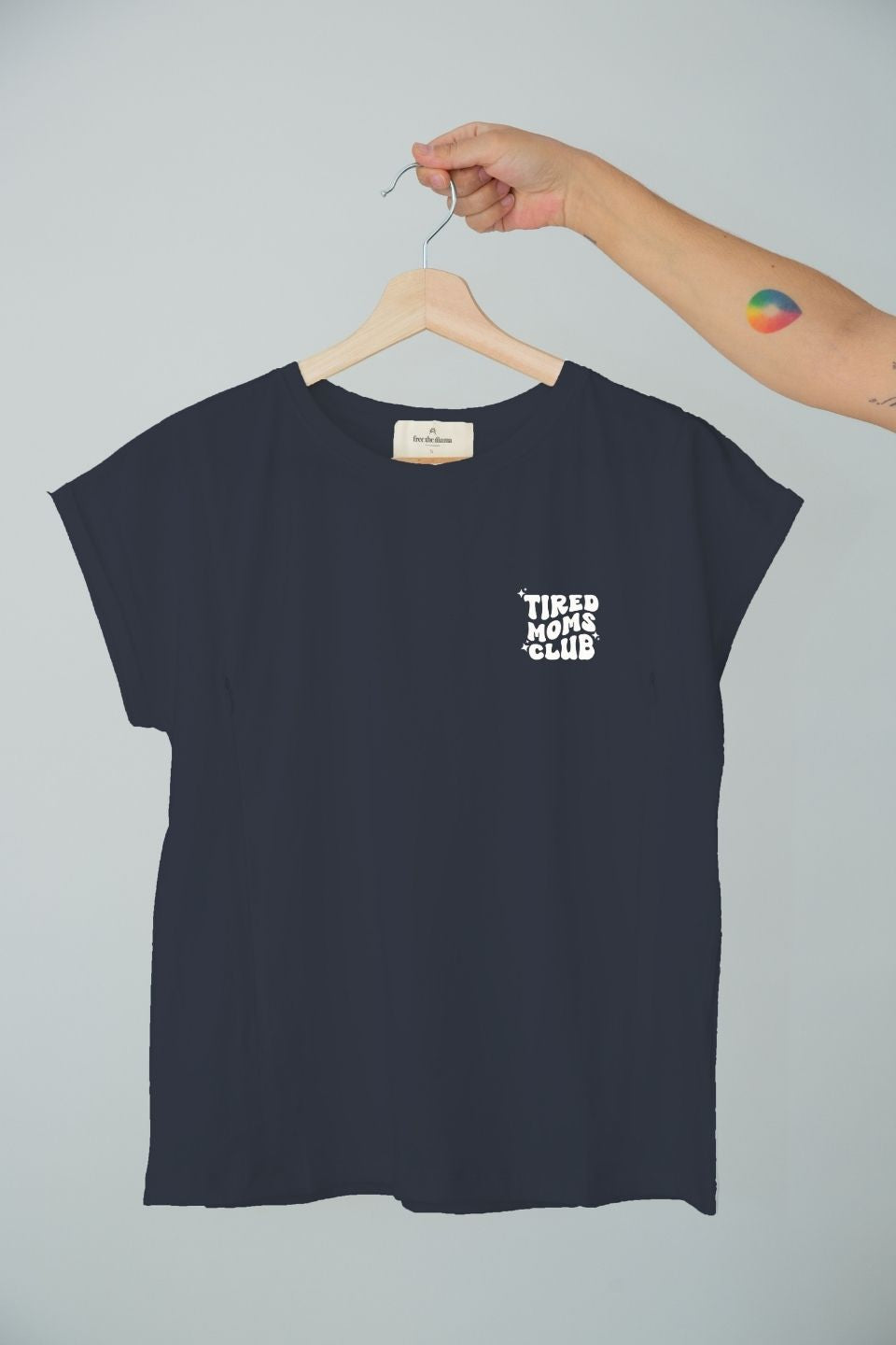 Polera de lactancia Sahr "Tired Moms Club" en algodón Pima, color negro.