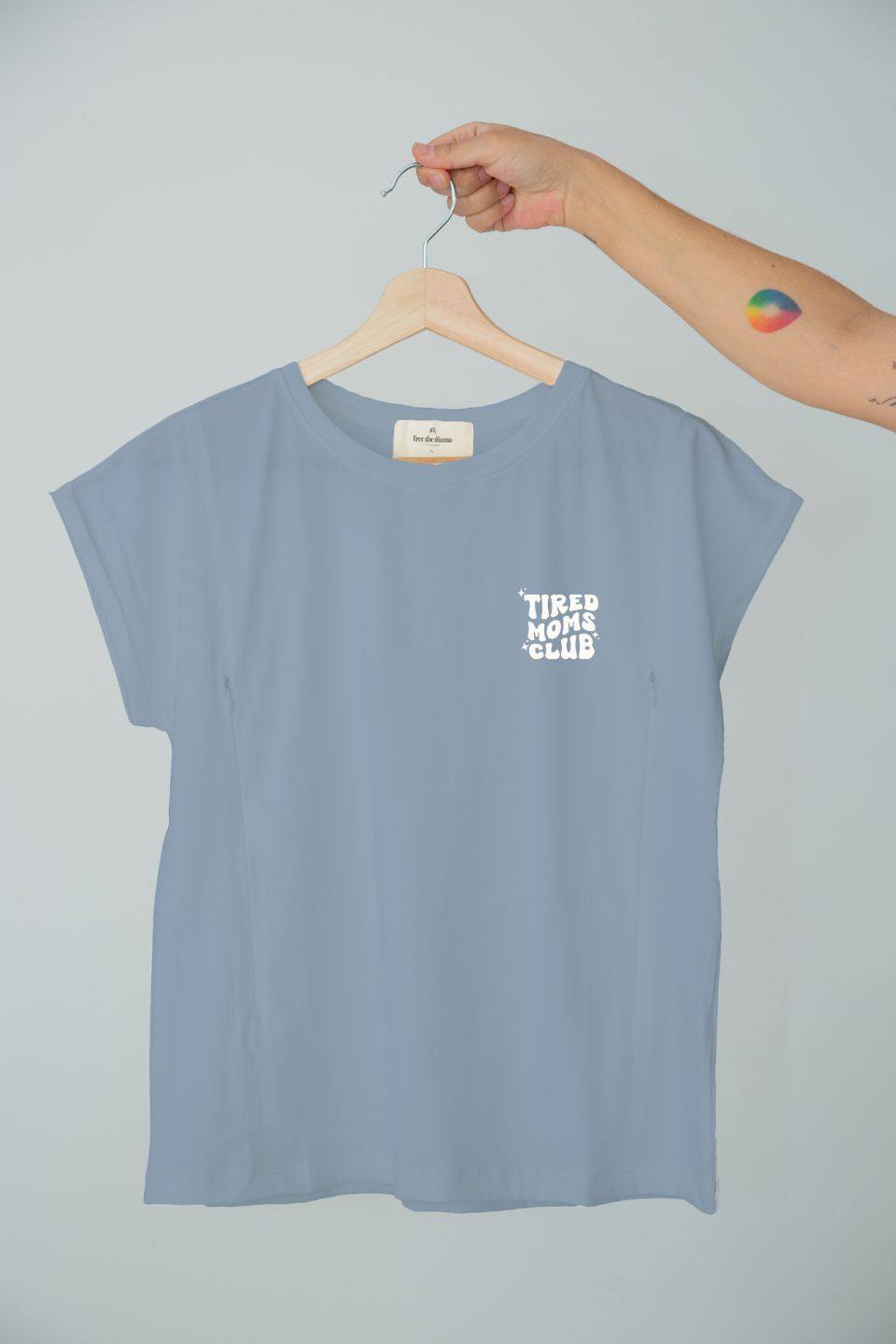 Polera de lactancia Sahr Tired Moms Club en algodón Pima con diseño cómodo y cierres invisibles.