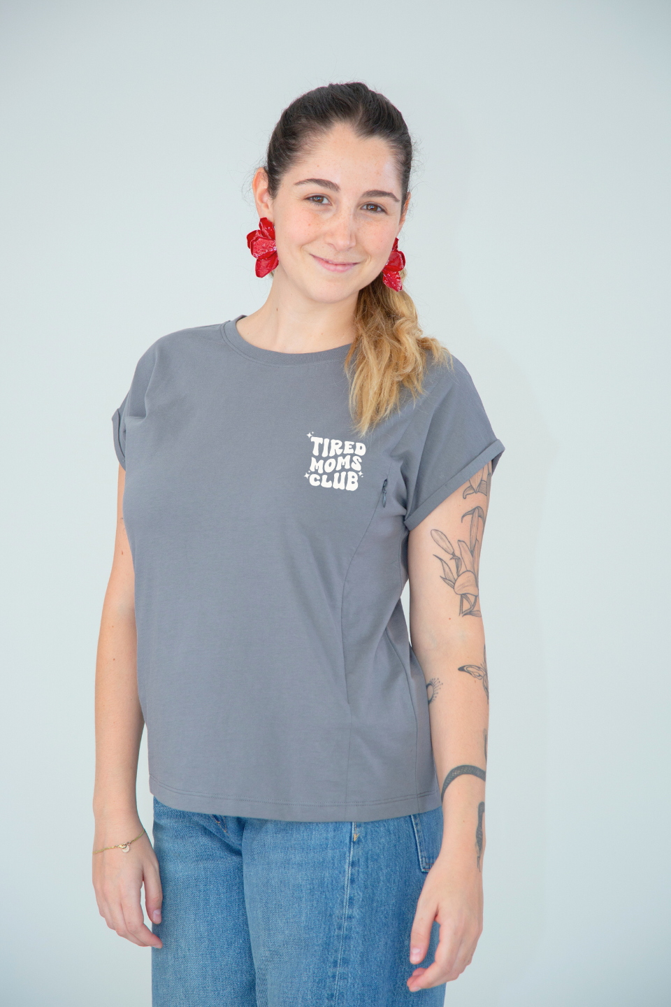 Polera de lactancia Sahr "Tired Moms Club" en color gris, con cierres invisibles, hecha de algodón Pima Peruano.