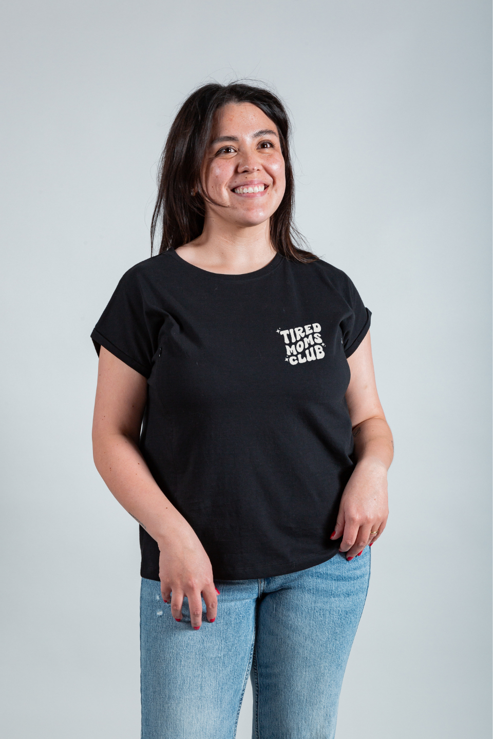 Polera de lactancia negra "Tired Moms Club", algodón Pima Peruano, cierres invisibles.