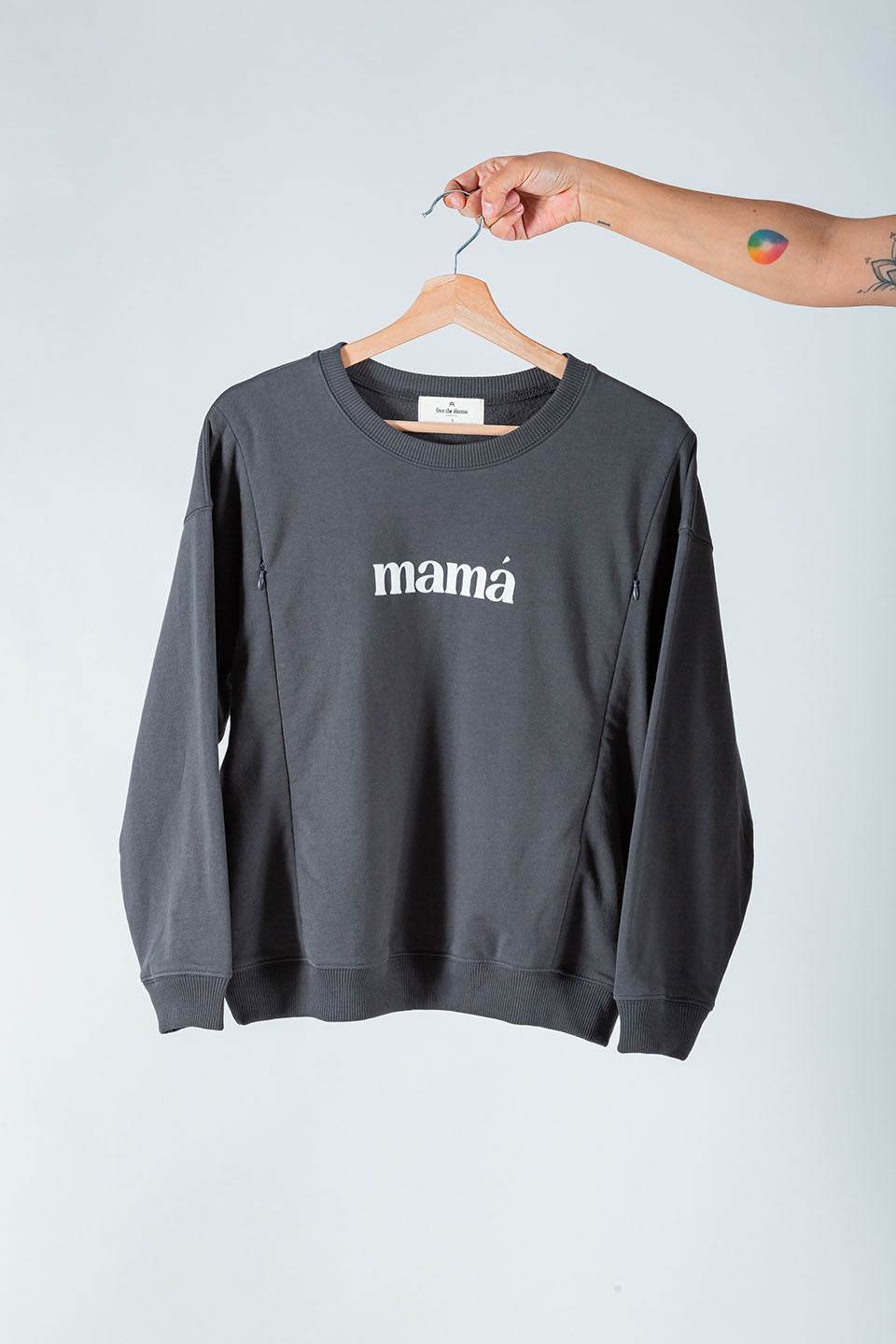 Polerón de Lactancia Aika Gris Oscuro con estampado "mamá", cierres laterales, diseño moderno y cómodo.