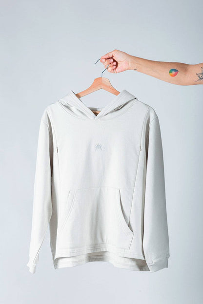 Polerón de Lactancia Hoodie Luz en beige, con capucha y bolsillo frontal, ideal para comodidad y estilo.