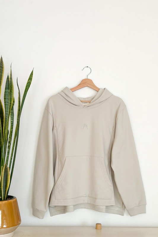 Polerón de Lactancia gris con capucha, estilo oversize, manga larga y cierres laterales.