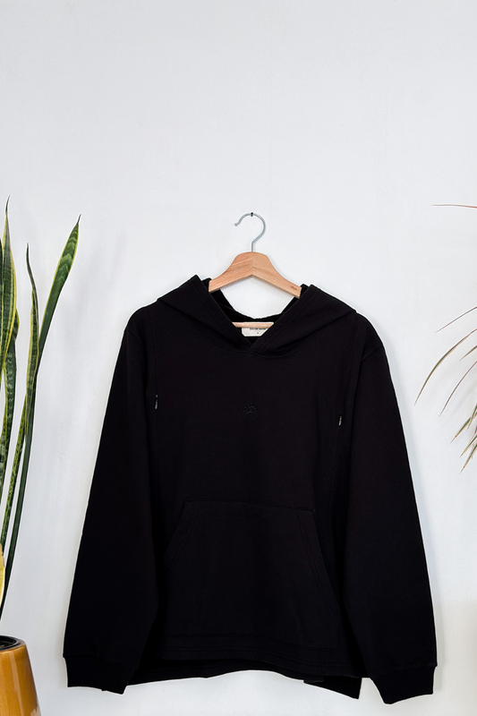Hoodie Luz en Negro, polerón de lactancia oversize con capucha, fabricado en algodón pima peruano hipoalergénico.