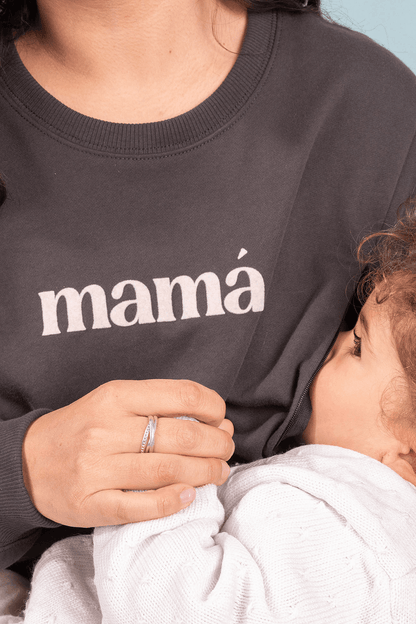 Polerón de Lactancia Aika gris oscuro con estampado "mamá" y cierres laterales para facilitar la lactancia.