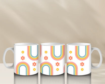 Tazas con diseño original de arcoíris y flores en colores pastel, perfectas para el café de la mañana.