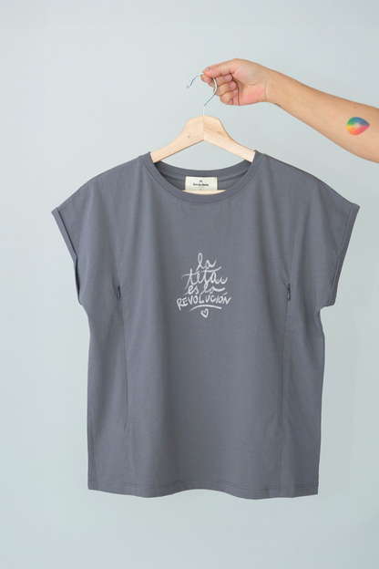 Polera de lactancia gris oscuro con diseño exclusivo de artista chilena.