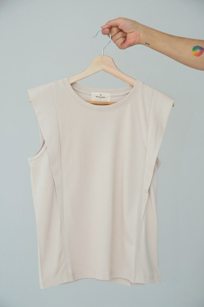 Polera lactancia Tank sin mangas beige algodón peruano con cierres invisibles
