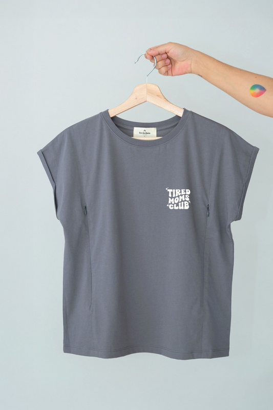 Polera de lactancia gris con diseño "Tired Moms Club" y cierres invisibles.